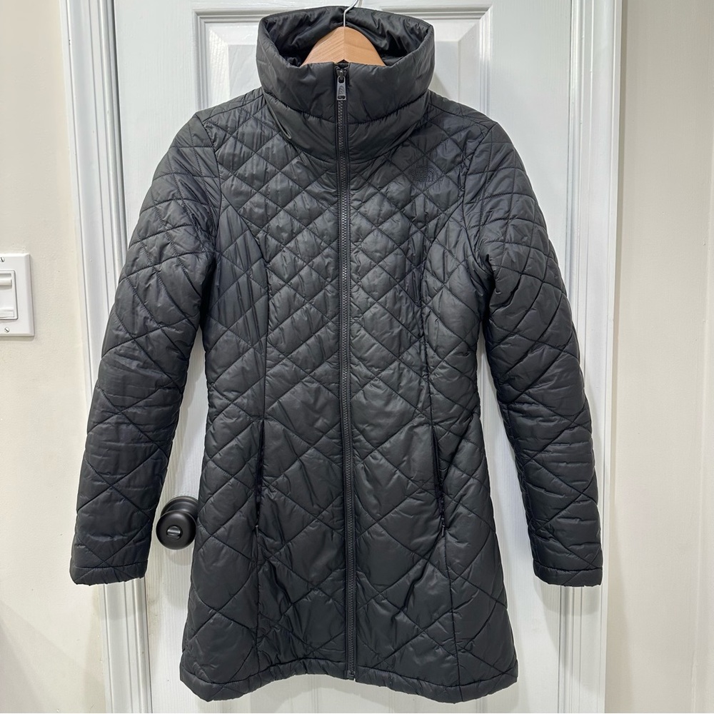 The North Face women’s black puffer quilted long parka jacket